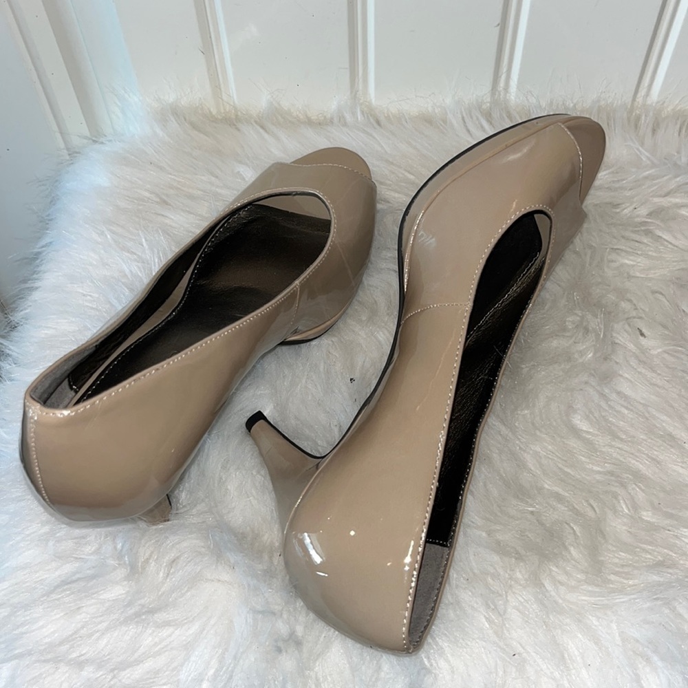 Bandolino peep toe tan taupe neutral faux patent leather heel pump size 8.5 - Picture 8 of 11